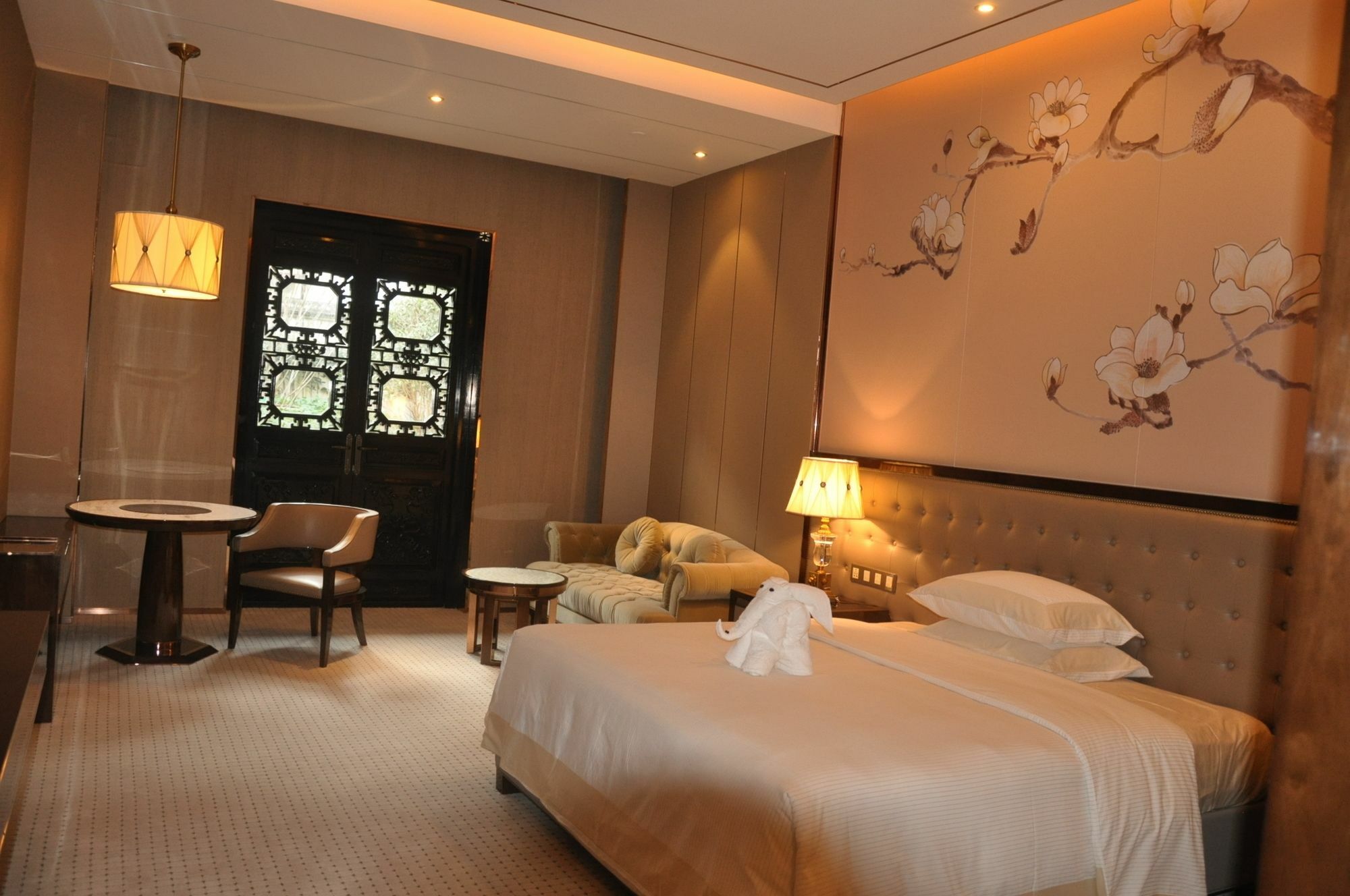 Royal Garden Hotel Shanghai-Free Shuttle To And From Disney & Pvg & Close Metro Line2 Easy To Sha New Expo מראה חיצוני תמונה